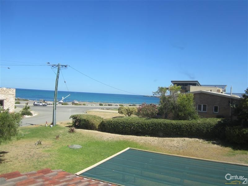 2/4 Gloucester Avenue, Shoalwater WA 6169