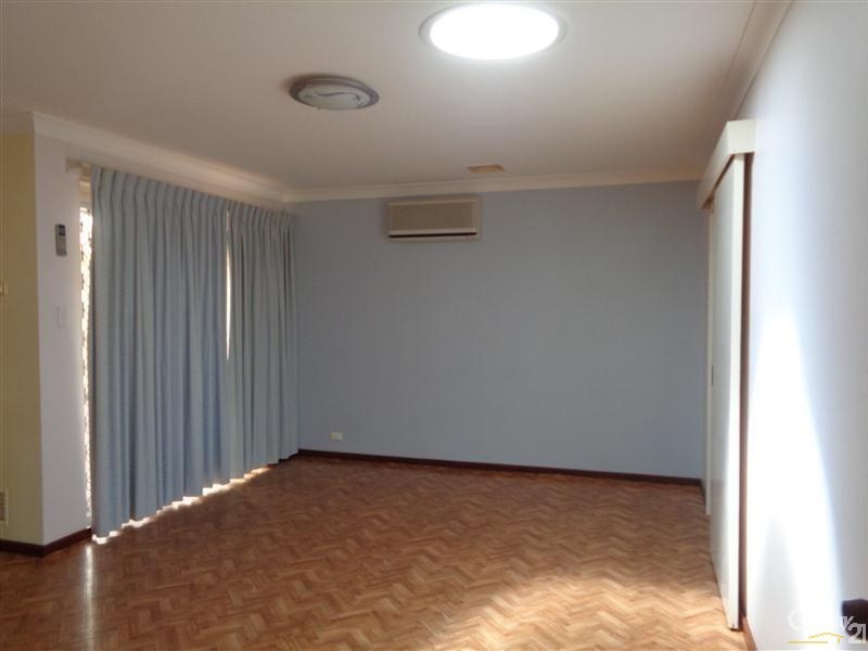 10 Portsmouth Place, Waikiki WA 6169