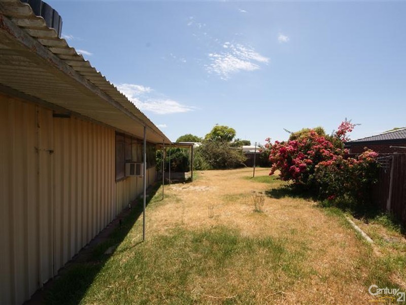 2 Cambridge Crescent, Cooloongup WA 6168