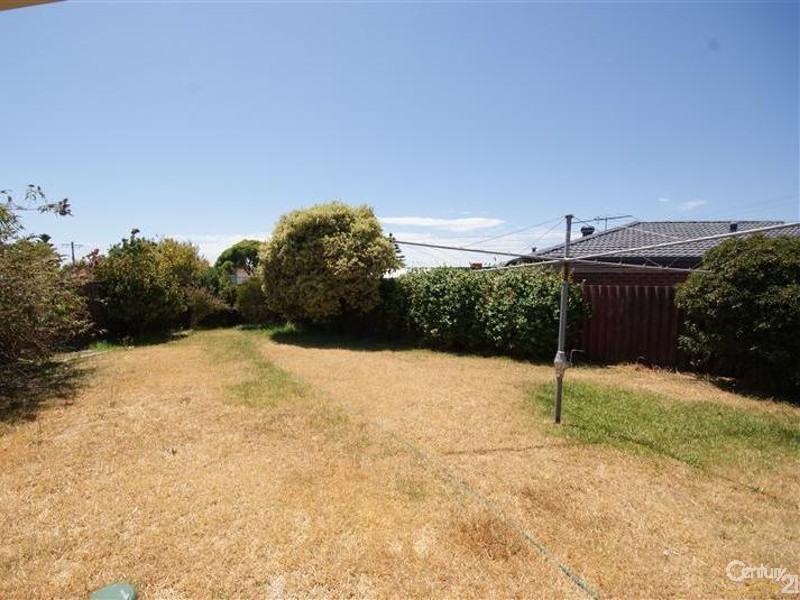 2 Cambridge Crescent, Cooloongup WA 6168