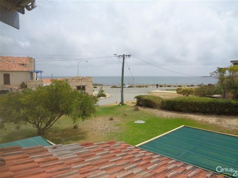 2/4 Gloucester Avenue, Shoalwater WA 6169