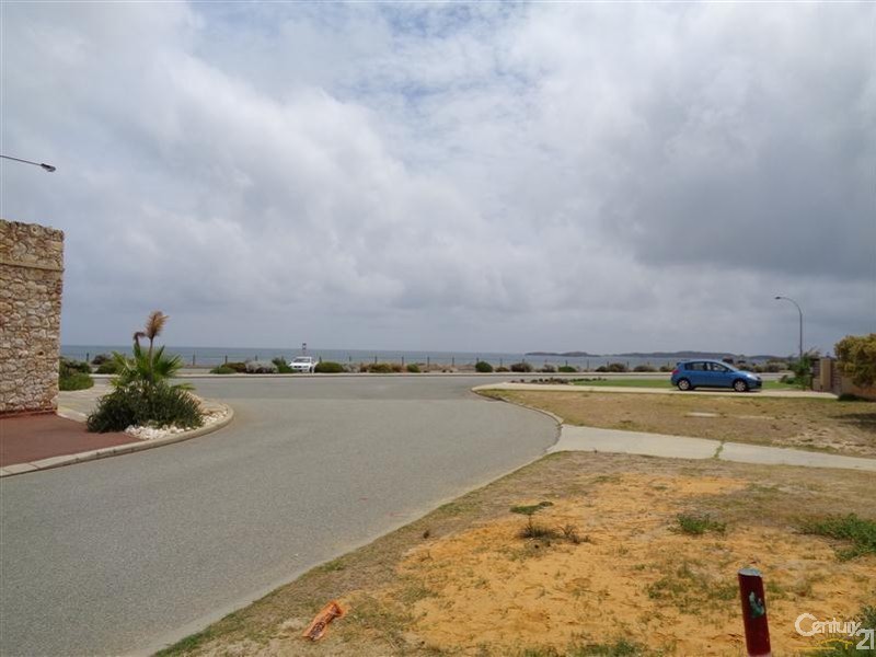 2/4 Gloucester Avenue, Shoalwater WA 6169
