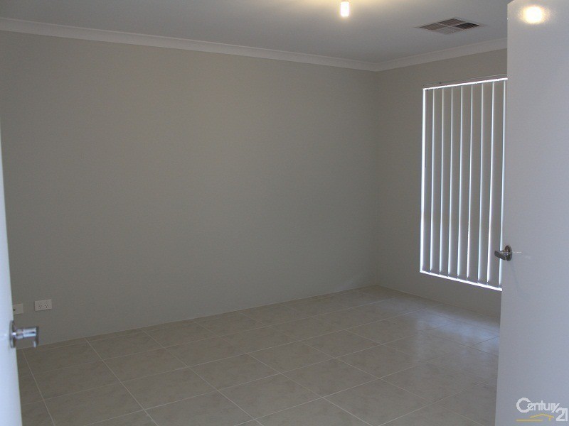 63 Bottlenose Circuit, Waikiki WA 6169