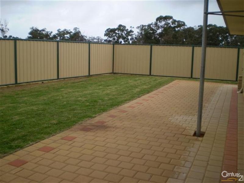 8 Madge Way, Leda WA 6170
