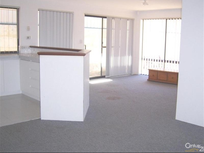 8 Madge Way, Leda WA 6170