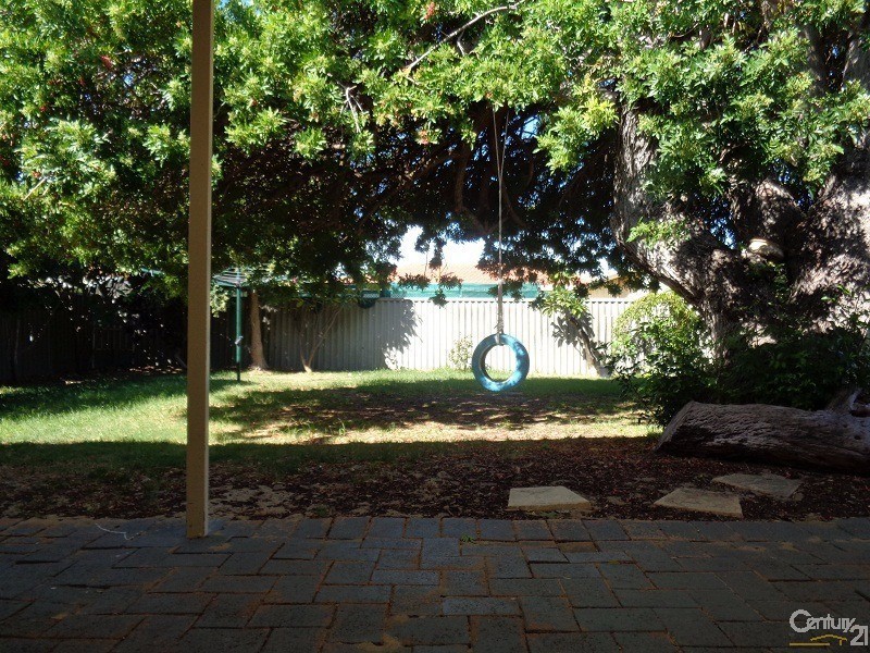 21 Waikiki Road, Safety Bay WA 6169