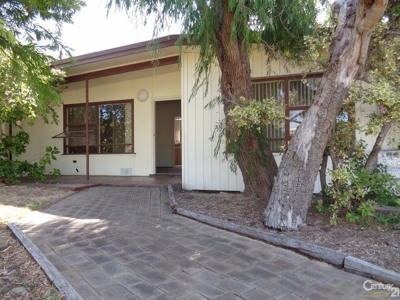 4 Mangles Street, Warnbro WA 6169