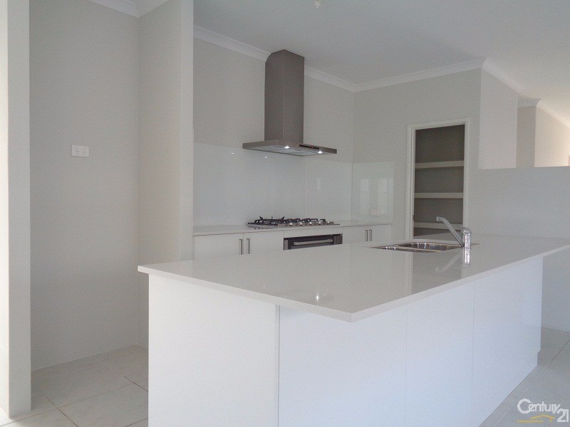 63 Bottlenose Circuit, Waikiki WA 6169