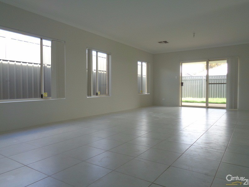 63 Bottlenose Circuit, Waikiki WA 6169