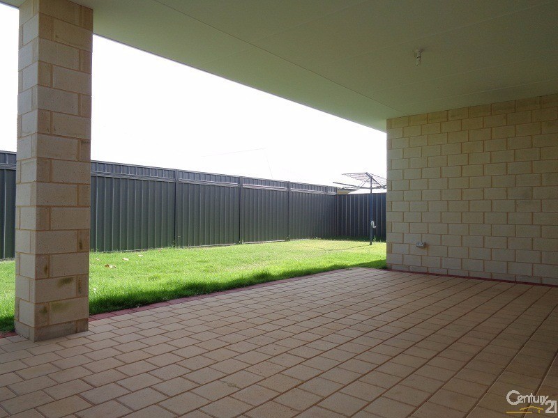 63 Bottlenose Circuit, Waikiki WA 6169