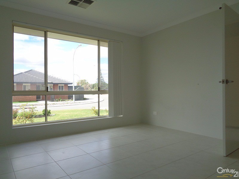 63 Bottlenose Circuit, Waikiki WA 6169