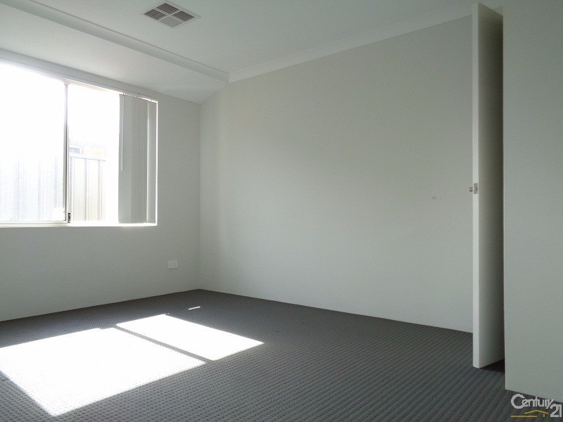 63 Bottlenose Circuit, Waikiki WA 6169