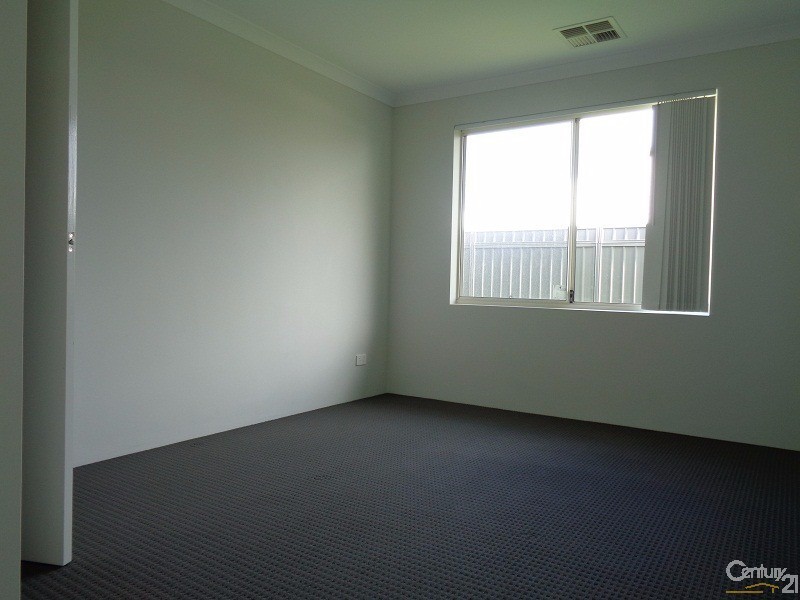 63 Bottlenose Circuit, Waikiki WA 6169
