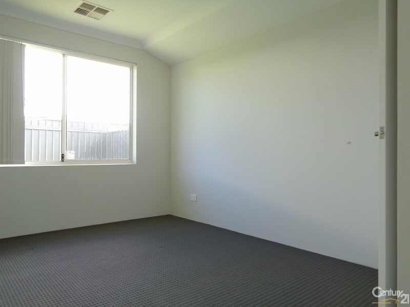 63 Bottlenose Circuit, Waikiki WA 6169