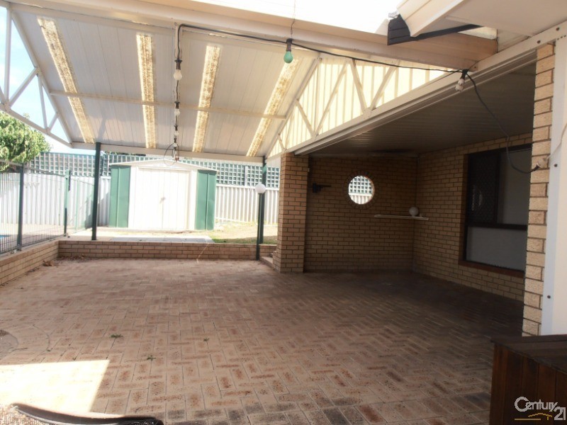 16 Ernest Street, Safety Bay WA 6169