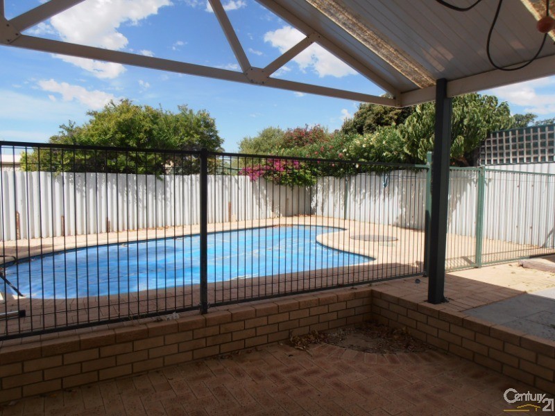 16 Ernest Street, Safety Bay WA 6169