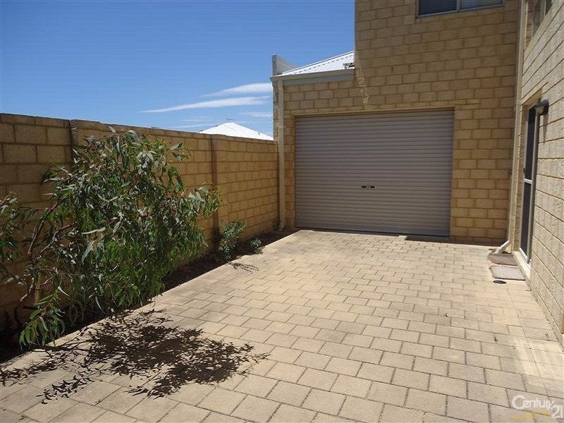 8 Weld Street, Rockingham WA 6168