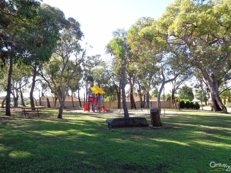 37 Oakfield Gardens, Parmelia WA 6167