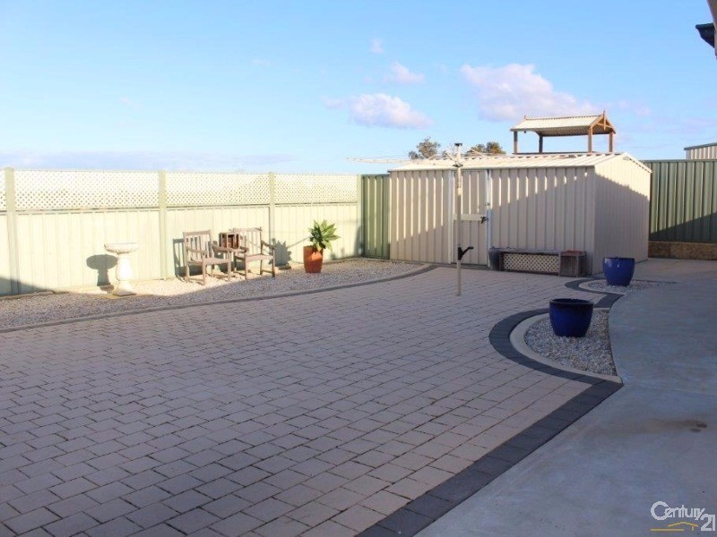 18 Campden Loop, Parmelia WA 6167