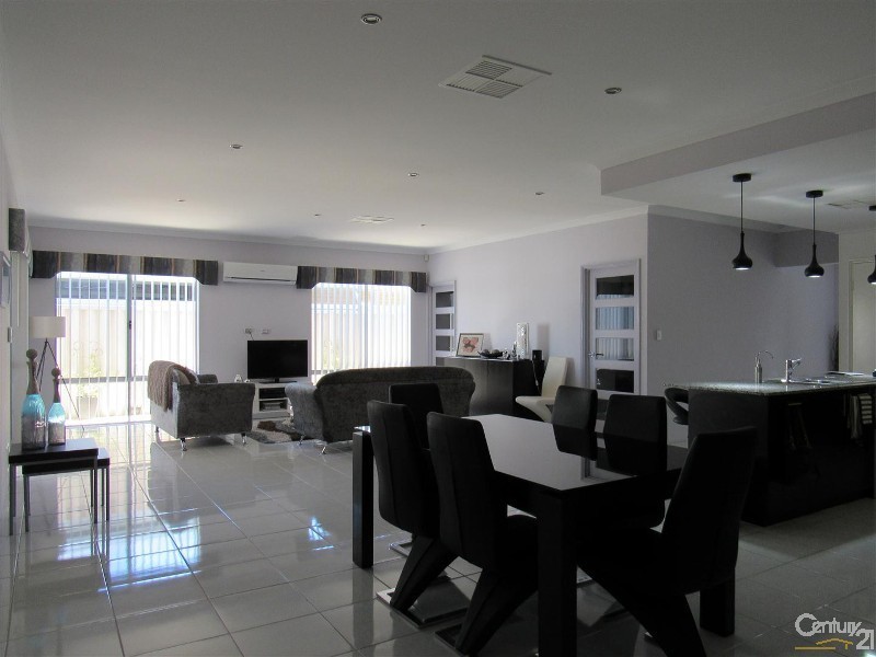 21 Rothbury Parade, Shoalwater WA 6169