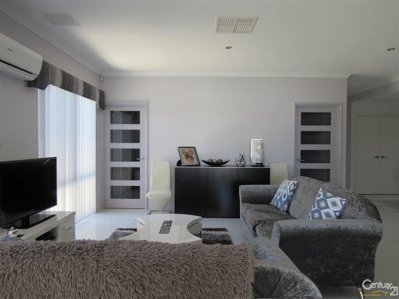 21 Rothbury Parade, Shoalwater WA 6169