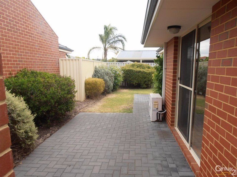 11 Riaza Parkway, Port Kennedy WA 6172