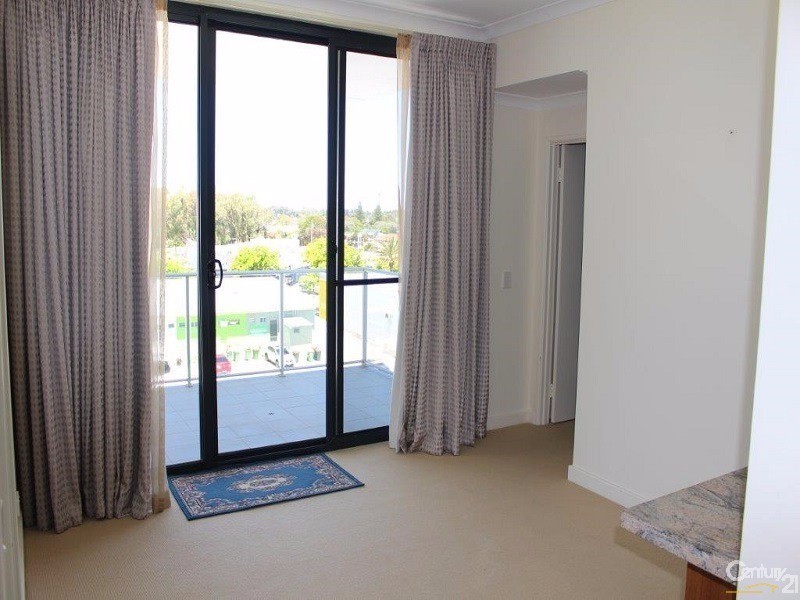 25/17  Rockingham Beach Road, Rockingham WA 6168