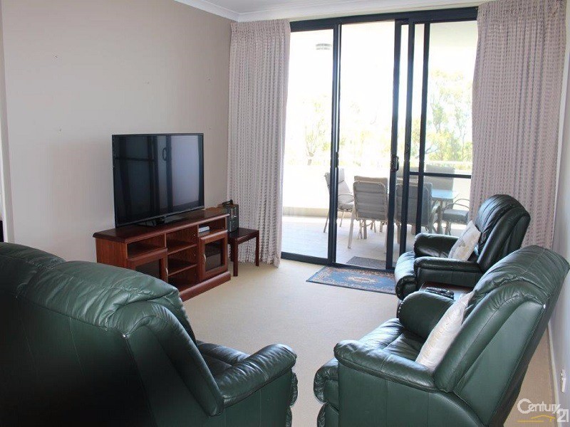 25/17  Rockingham Beach Road, Rockingham WA 6168