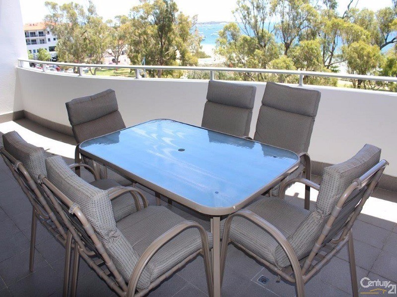 25/17  Rockingham Beach Road, Rockingham WA 6168