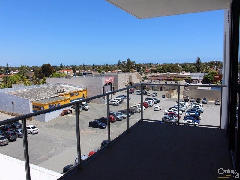 25/17  Rockingham Beach Road, Rockingham WA 6168