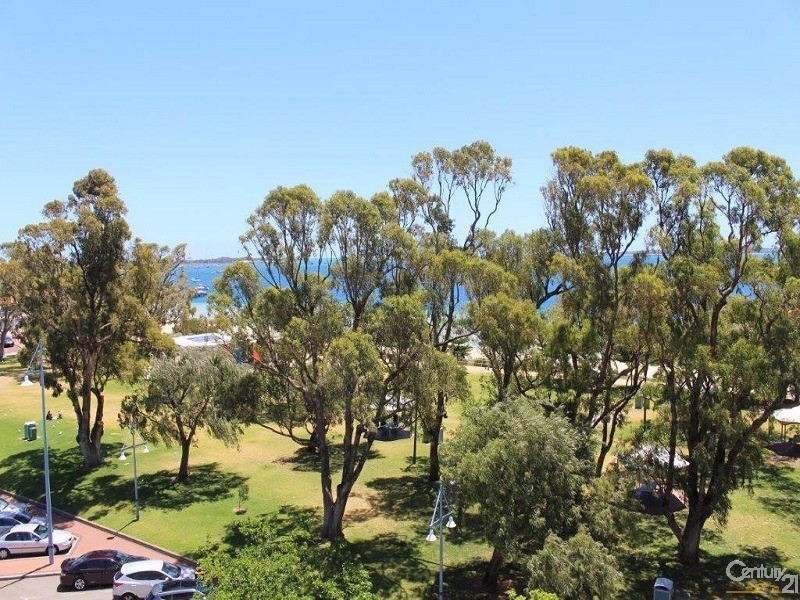 25/17  Rockingham Beach Road, Rockingham WA 6168