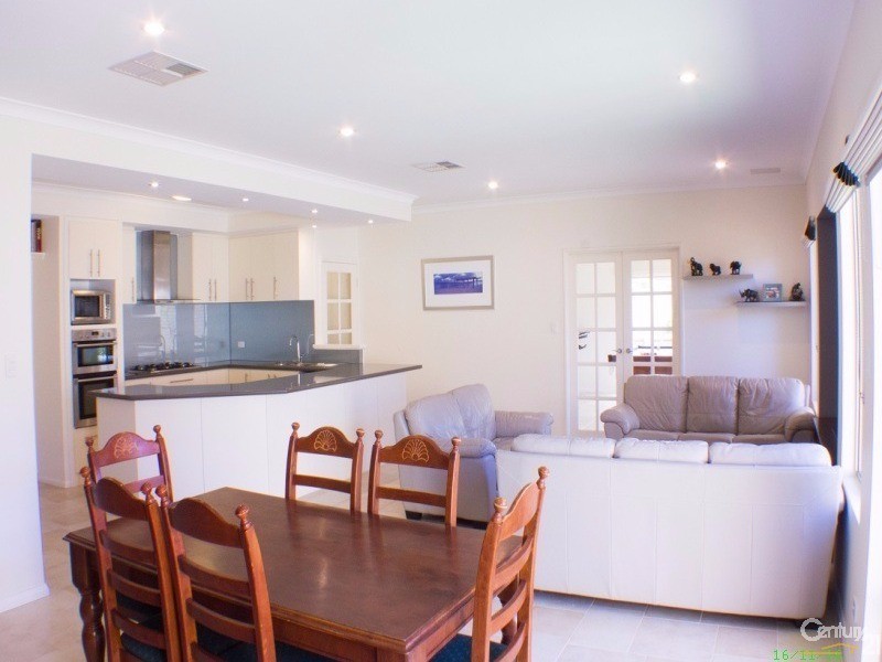 10 Montmartre Green, Port Kennedy WA 6172