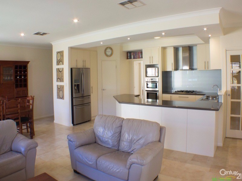 10 Montmartre Green, Port Kennedy WA 6172