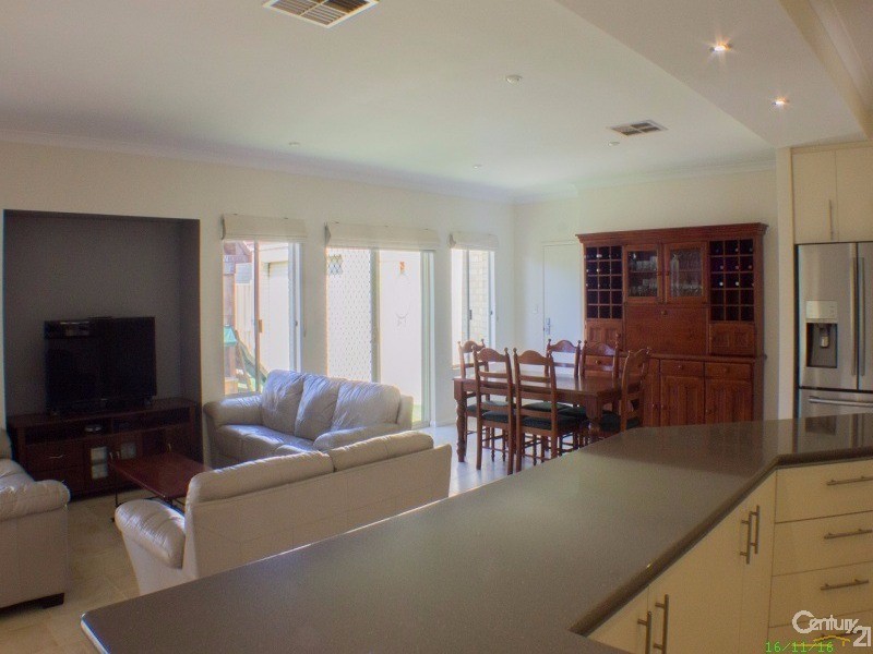 10 Montmartre Green, Port Kennedy WA 6172