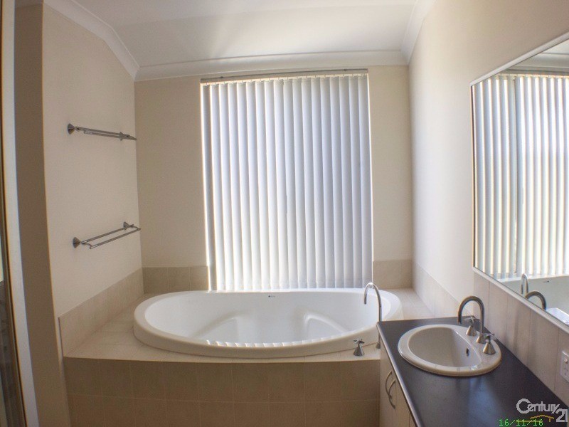10 Montmartre Green, Port Kennedy WA 6172