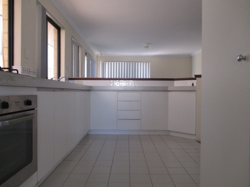 8 Madge Way, Leda WA 6170