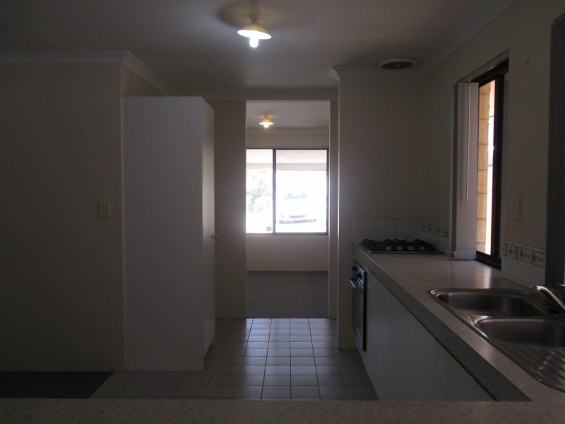 8 Madge Way, Leda WA 6170