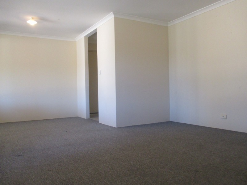 8 Madge Way, Leda WA 6170