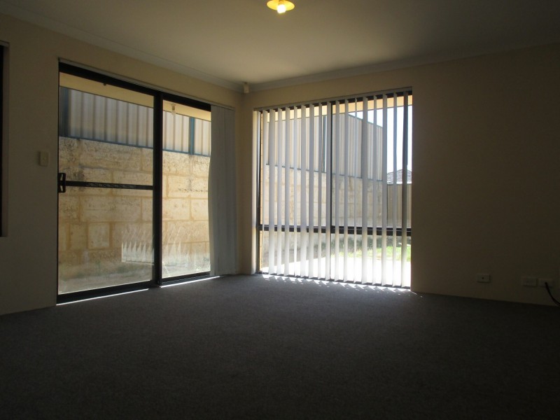 8 Madge Way, Leda WA 6170