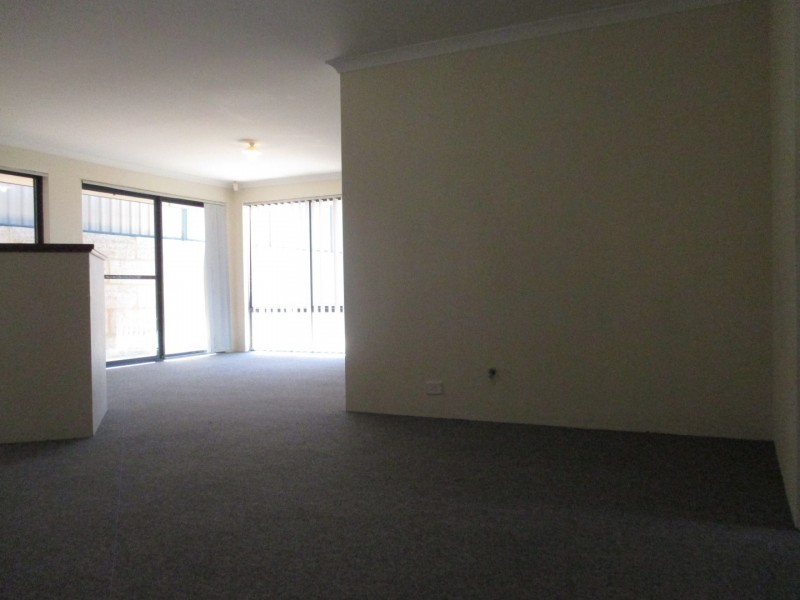 8 Madge Way, Leda WA 6170