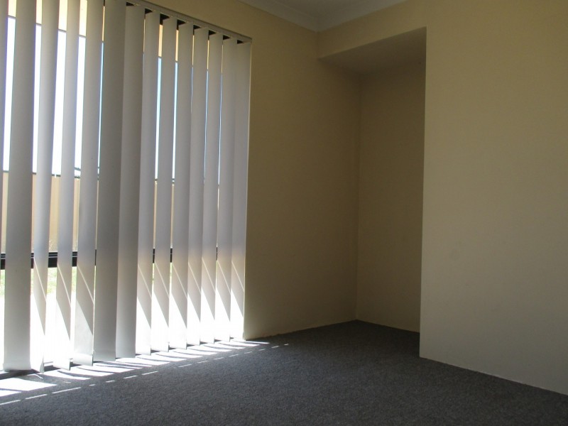 8 Madge Way, Leda WA 6170