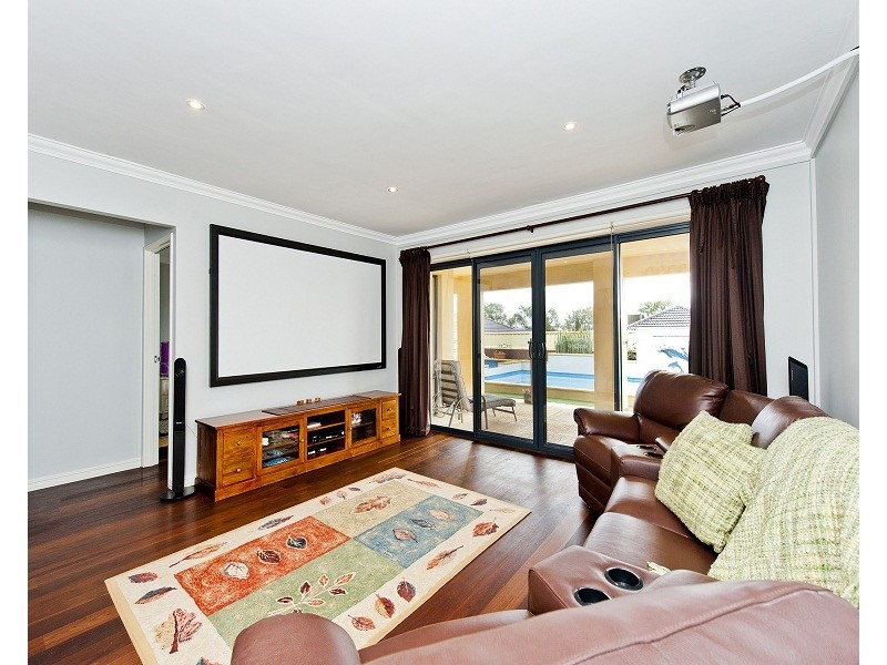 2 Hassars Road, Secret Harbour WA 6173