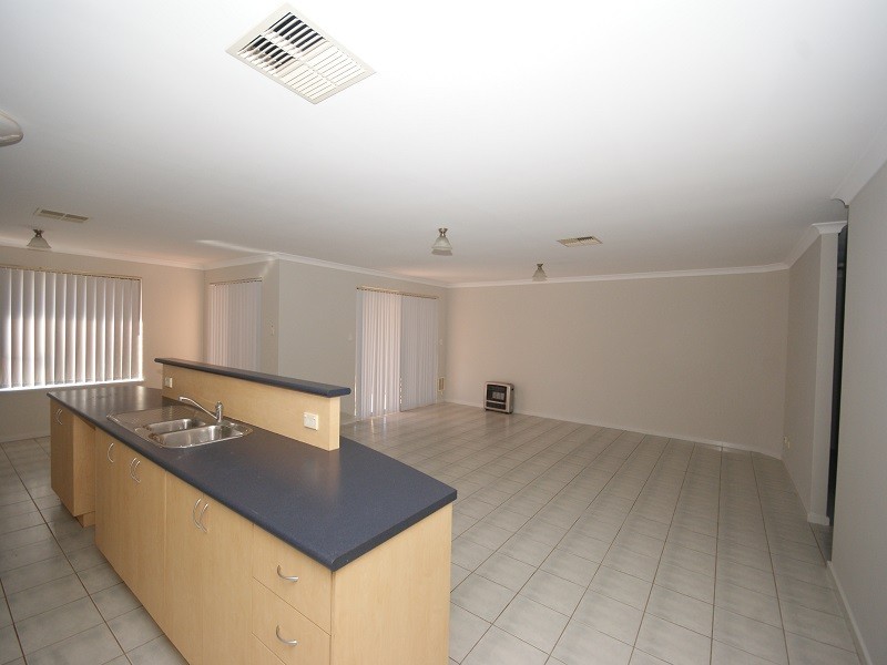 3 Sellafield Bend, Waikiki WA 6169