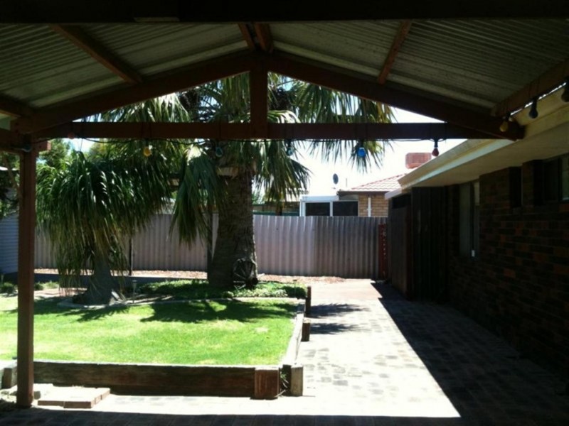 13 Leeder Street, Safety Bay WA 6169