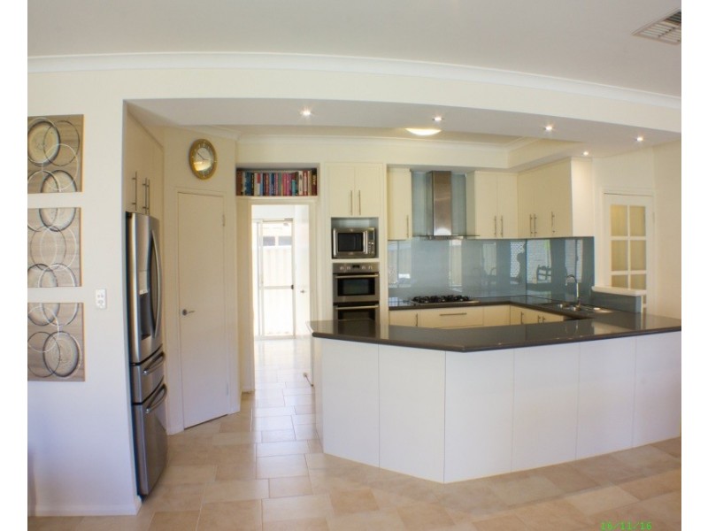 10 Montmartre Green, Port Kennedy WA 6172