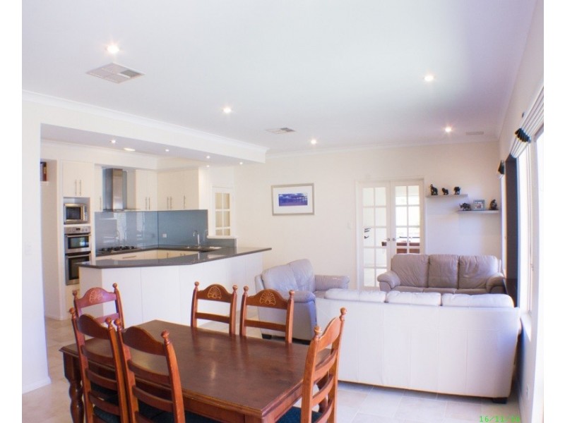 10 Montmartre Green, Port Kennedy WA 6172