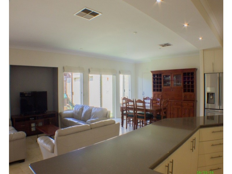 10 Montmartre Green, Port Kennedy WA 6172