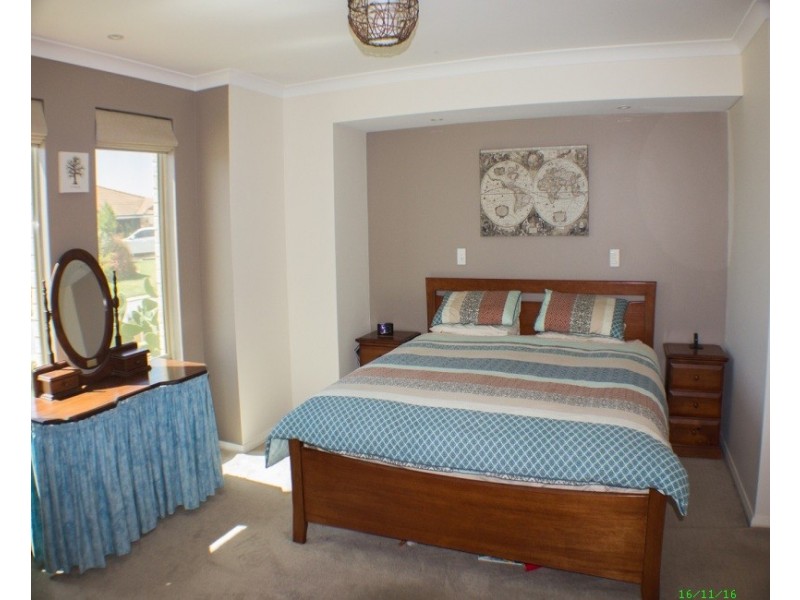 10 Montmartre Green, Port Kennedy WA 6172