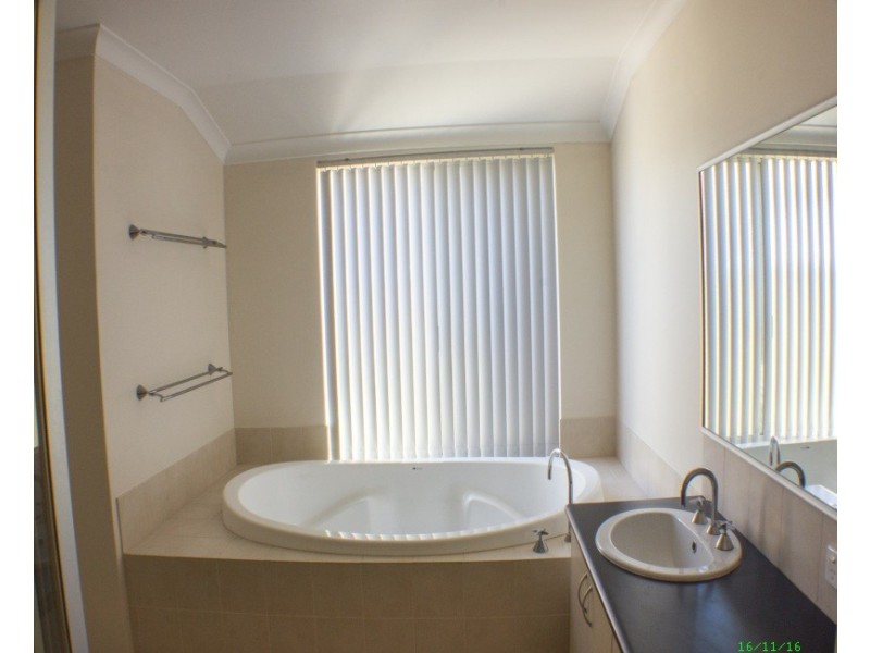 10 Montmartre Green, Port Kennedy WA 6172