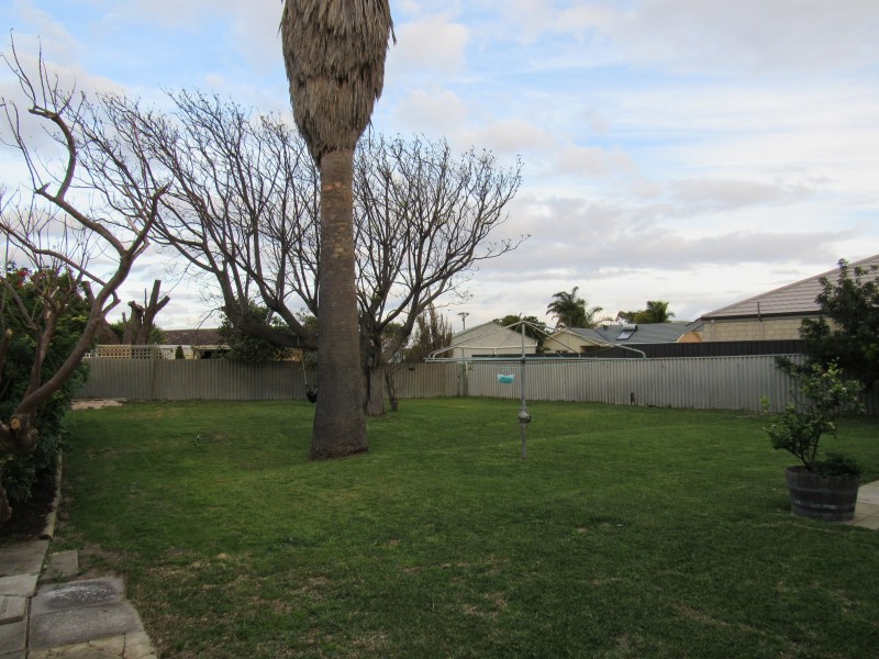 4 Dolphin Road, Safety Bay WA 6169